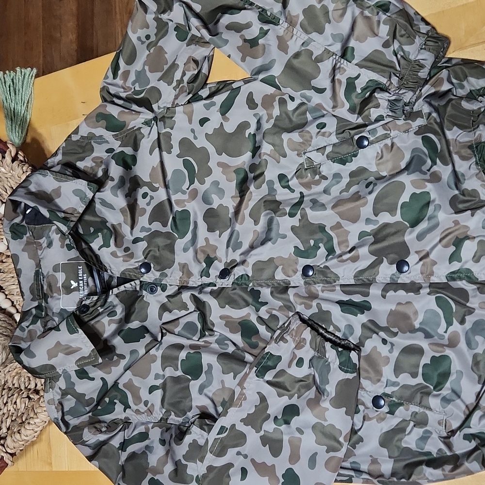 CAMO. WINDBREAKER.